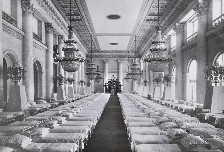 Trong Chiến tranh thế giới thứ nhất, nó được sử dụng như một bệnh viện quân sự. Trong ảnh là Bệnh viện quân sự ở Đại sảnh Nicholas của Cung điện Mùa đông.