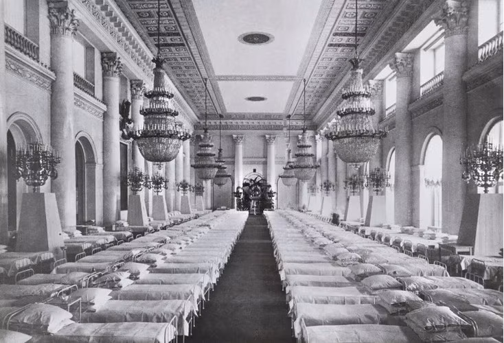 Trong Chiến tranh thế giới thứ nhất, nó được sử dụng như một bệnh viện quân sự. Trong ảnh là Bệnh viện quân sự ở Đại sảnh Nicholas của Cung điện Mùa đông.