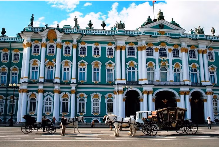 Cung điện Mùa đông được sơn xanh trong thế kỷ 20. Sau chiến tranh, cung điện được sơn màu xanh lá cây hồ trăn với các cột màu trắng trong thời kỳ Liên Xô vào năm 1946.