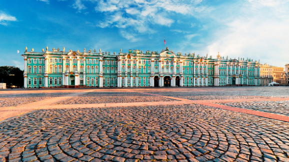 Thiết kế tráng lệ của Cung điện Mùa đông hiện tại là do kiến trúc sư người Ý Bartolomeo Rastrelli thực hiện. Công trình hoành tráng này mất 8 năm để hoàn thành.