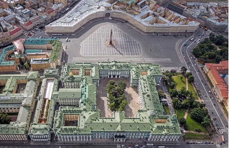 Cung điện Mùa đông có tổng cộng 1.084 phòng. Mỗi nhân vật hoàng gia sống trong cung điện được phân bổ hơn 10 phòng.