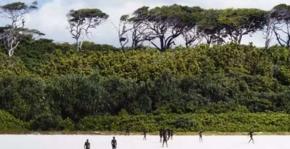 Đảo North Sentinel, thuộc quần đảo Andaman, Ấn Độ Dương, là nơi cư ngụ của bộ lạc Sentinel. Họ sống cô lập hoàn toàn và từ chối bất cứ liên hệ nào với thế giới bên ngoài. Người Sentinel sẽ tấn công bất cứ ai tiếp cận họ. Ấn Độ đã ban hành lệnh cấm mọi người đến hòn đảo này để đảm bảo an toàn.