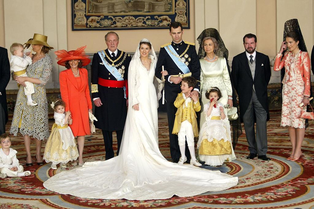 Vương hậu Letizia Ortiz xinh đẹp rạng rỡ trong chiếc váy được làm riêng của NTK người Tây Ban Nha Manuel Pertegaz với thiết kế cổ áo cao, phần đuôi dài 4 mét và những điểm nhấn bằng vàng thật. Mẫu váy này cũng có giá trị lên đến 8 triệu USD (khoảng 196 tỷ đồng). Ảnh: Vogue.