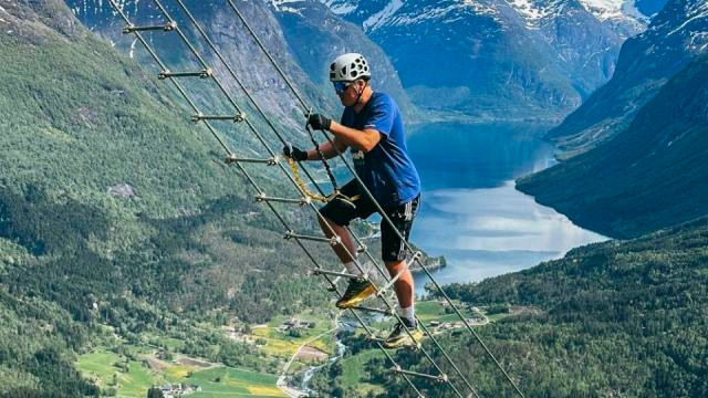 Chiếc thang dây leo núi này nằm lơ lửng ở độ cao 790 m so với mặt đất, thuộc ngôi làng nhỏ Loen, phía Tây Bắc Na Uy, với 120 bậc thang, độ dốc 45 độ.