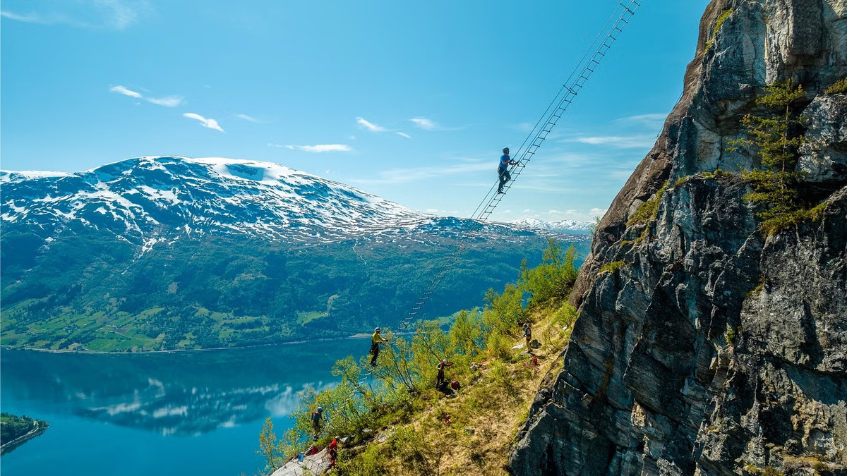 Khi lên đến đỉnh núi Hoven, du khách có thể thưởng thức đồ ăn tại một nhà hàng và cáp treo sẽ đưa du khách trở lại mặt đất nhanh chóng trong 5 phút.