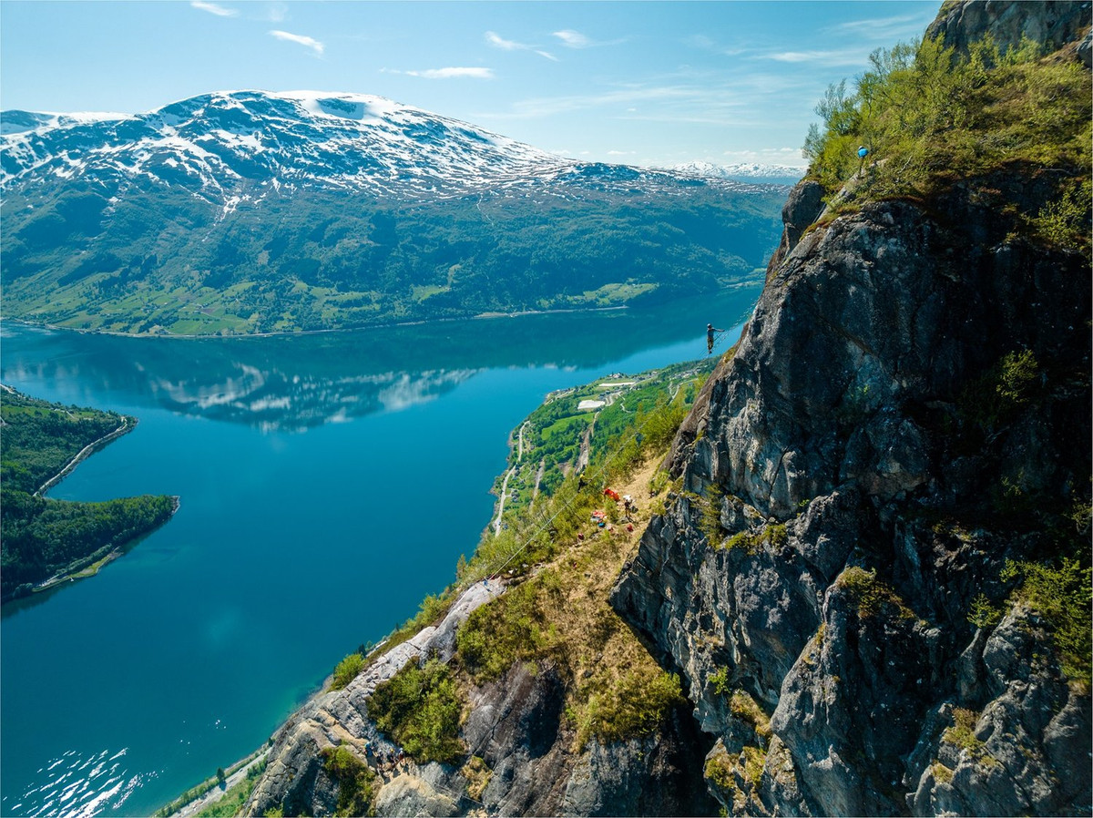 Helge Bø cho biết: “Nếu dám nhìn xung quanh, du khách có thể chiêm ngưỡng phong cảnh vịnh hẹp ngoạn mục với vịnh hẹp lấp lánh và những đỉnh núi hùng vĩ, với vách đá khổng lồ và hẻm núi hẹp ngay bên cạnh bạn”.