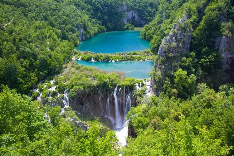 Vườn quốc gia hồ Plitvice nằm ở miền Trung Croatia là một di sản thế giới của UNESCO và được ví như viên ngọc xanh quý giá của châu Âu. Nơi đây có 16 hồ nước lớn nhỏ với những dòng thác nối tiếp nhau và được bao quanh bởi núi non hùng vĩ. Ảnh: Getty.
