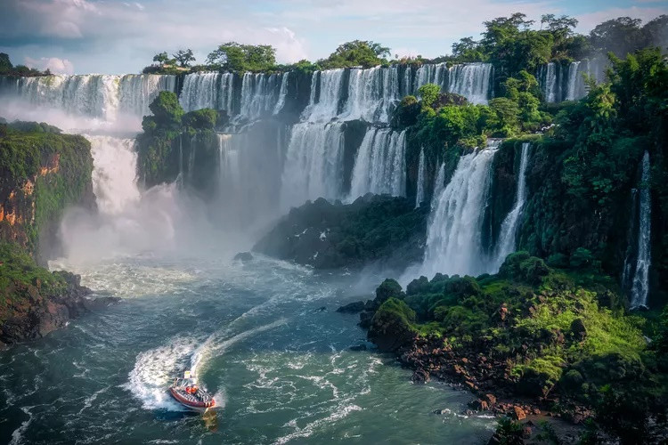 Thác Iguazu, nằm trên đường biên giới của Argentina và Brazil, có độ cao hơn 82 m, trải dài 2,7 km. Đây là thác nước được tạo bởi hệ thống 275 thác nhỏ. Từ trên cao nhìn xuống, du khách sẽ được chiêm ngưỡng những dòng nước trắng xóa. Ảnh: Getty.