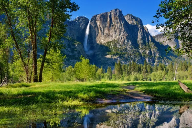 Yosemite là thác nước cao thứ 5 trên thế giới và cao nhất ở Bắc Mỹ. Nằm trong Công viên quốc gia Yosemite, bang California (Mỹ), thác Yosemite bao gồm 3 nhánh riêng biệt chụm lại tạo ra ảo giác như một dòng thác khổng lồ. Cuối mùa xuân, khi tuyết tan, dòng nước trắng xóa ào ào đổ xuống chính là lúc Yosemite đẹp nhất. Ảnh: Getty.