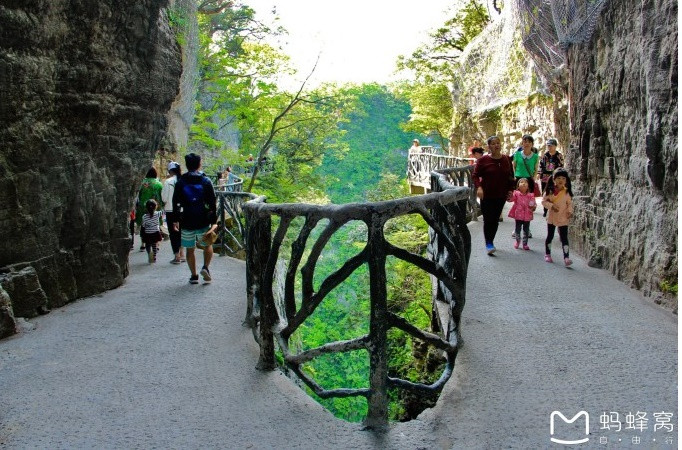 Đi qua Sạn Đạo Kính, qua rừng ước nguyện, du khách sẽ đến thung lũng, nơi có hang Quỷ Cốc gọi là Quỷ Cốc Sạn Đạo và được ngắm Vân Mộng Tiên Đỉnh - đỉnh núi cao nhất của Thiên Môn Sơn. Ảnh: Mafengwo.