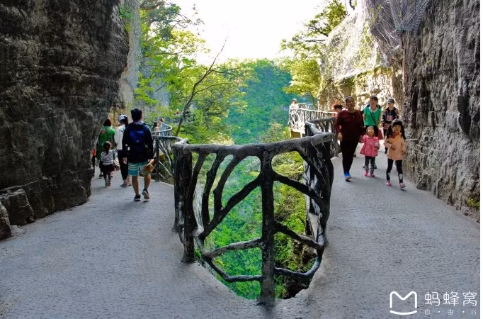 Đi qua Sạn Đạo Kính, qua rừng ước nguyện, du khách sẽ đến thung lũng, nơi có hang Quỷ Cốc gọi là Quỷ Cốc Sạn Đạo và được ngắm Vân Mộng Tiên Đỉnh - đỉnh núi cao nhất của Thiên Môn Sơn. Ảnh: Mafengwo.