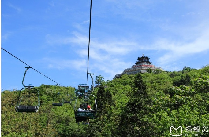 Tiếp đó, du khách sẽ được chiêm ngưỡng cảnh đẹp tại ngôi đền Thiên Môn Sơn, nằm gần ga cáp treo tại đỉnh núi cheo leo. Ngôi đền với lối kiến trúc cổ quanh năm được nhuộm trắng bởi tuyết. Ảnh: Mafengwo.