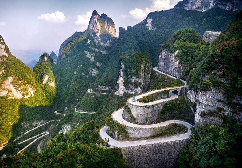 Nơi cao nhất của con đường ở mức 1.300 m so với mực nước biển. Được biết, việc xây dựng con đường này bắt đầu từ năm 1998 và phải đến năm 2006 mới hoàn thành. Ảnh: IT.