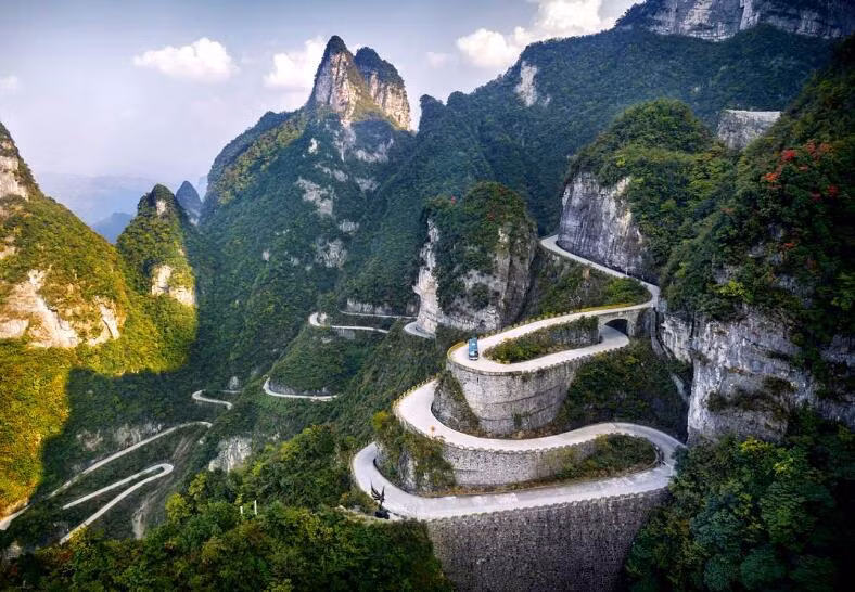 Nơi cao nhất của con đường ở mức 1.300 m so với mực nước biển. Được biết, việc xây dựng con đường này bắt đầu từ năm 1998 và phải đến năm 2006 mới hoàn thành. Ảnh: IT.