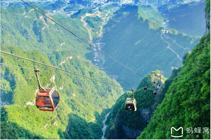 Nếu không muốn thử cảm giác mạnh trên con đường nguy hiểm này, du khách vẫn có thể lên đến cổng trời Thiên Môn Sơn bằng hệ thống cáp treo. Ảnh: Mafengwo.