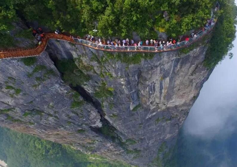 Ngoài ra, Thiên Môn Sơn còn nổi tiếng với con đường trong suốt làm từ kính cường lực, ôm sát vào vách đá, rộng khoảng 1,5m, nằm ở độ cao trên 1400m dựng đứng gọi là Sạn Đạo Kính. Ảnh: yun519.