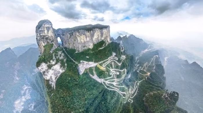 Nằm trên đỉnh núi Thiên Sơn, tỉnh Hồ Nam, " cổng trời" Thiên Môn Sơn cách trung tâm Trương Gia Giới chỉ khoảng 8km về phía Bắc. Ảnh: IT.