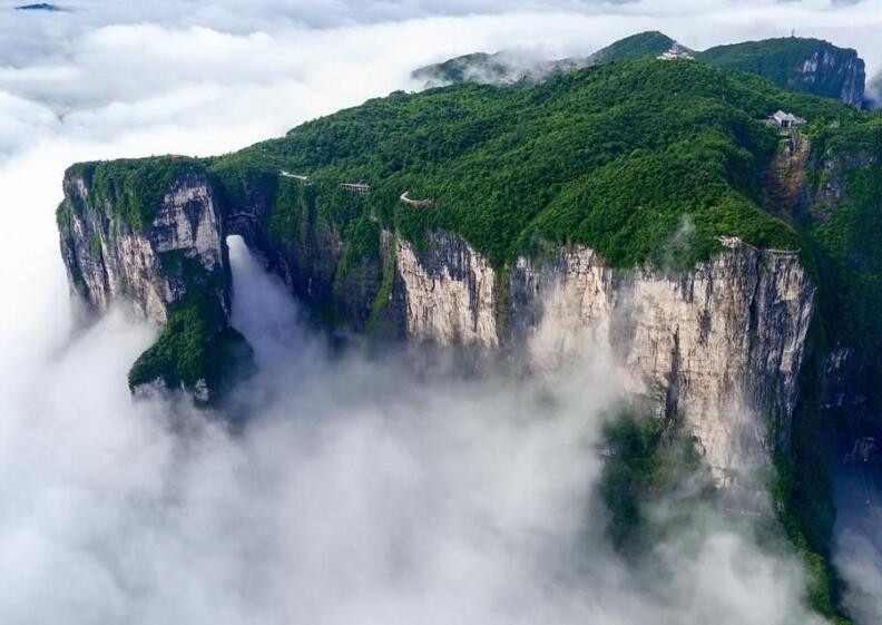 Lên gần "cổng trời", nhiệt độ sẽ giảm hơn 10 độ C. Đặc biệt, nơi đây quanh năm đều có mây phủ, chẳng ngoa khi nói rằng đặt chân đến đây như đã bước đến cõi bồng lai, tiên cảnh. Ảnh: yun519.
