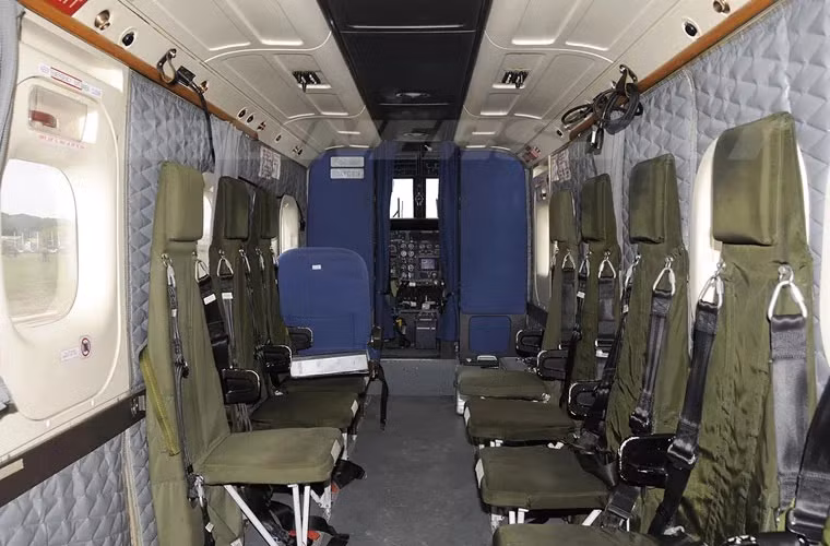 Khoang chở quân DO 228 khi được dùng cho nhiệm vụ quân sự.