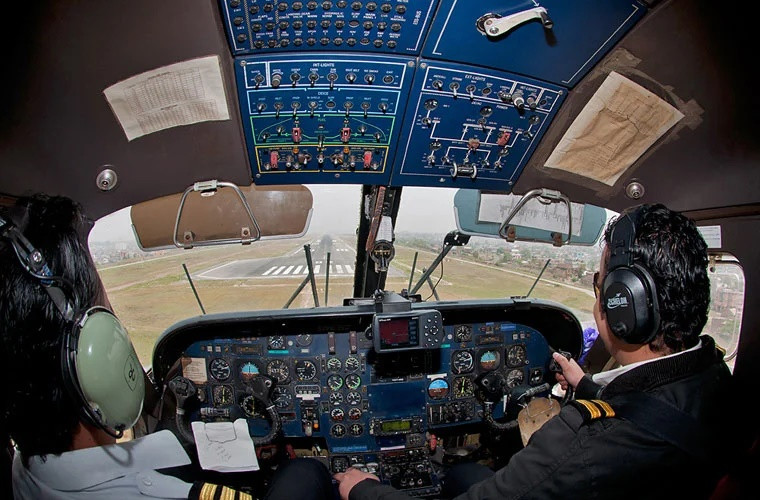 DO 228 được điều khiển bởi tổ lái 2 người (phi công chính và phụ). Trong ảnh là buồng lái của máy bay DO 228.