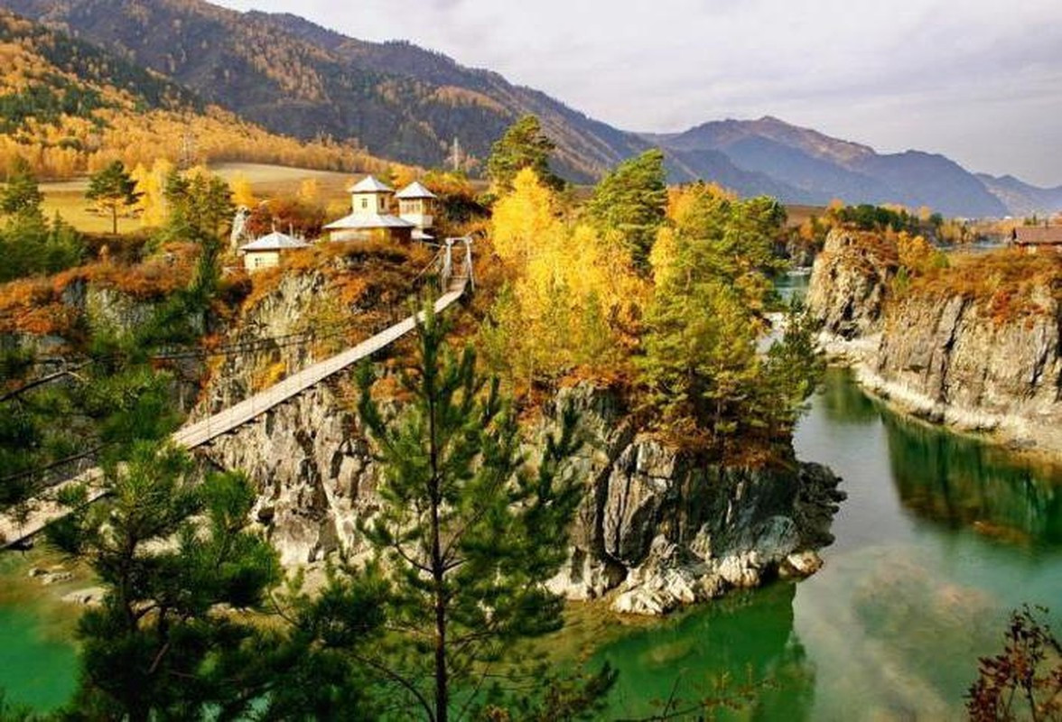 Nhưng tới mùa hè, du khách ghé thăm hòn đảo Patmos rất đông và thường xuyên phải xếp hàng chờ để đi qua cây cầu này.