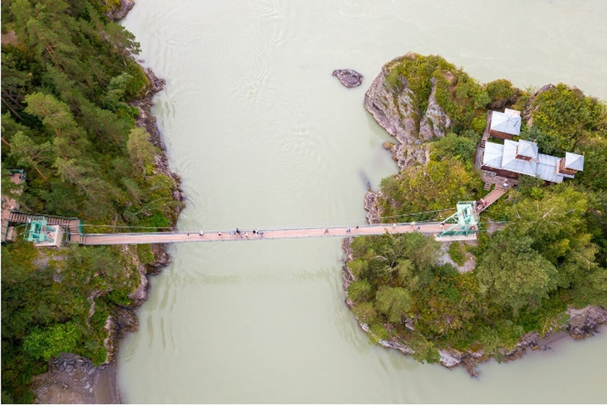 Hòn đảo nhỏ Patmos nằm ở ngoại ô Chemal giữa sông Katun. Nó được kết nối với "đất liền" bằng một cây cầu treo dành cho người đi bộ.