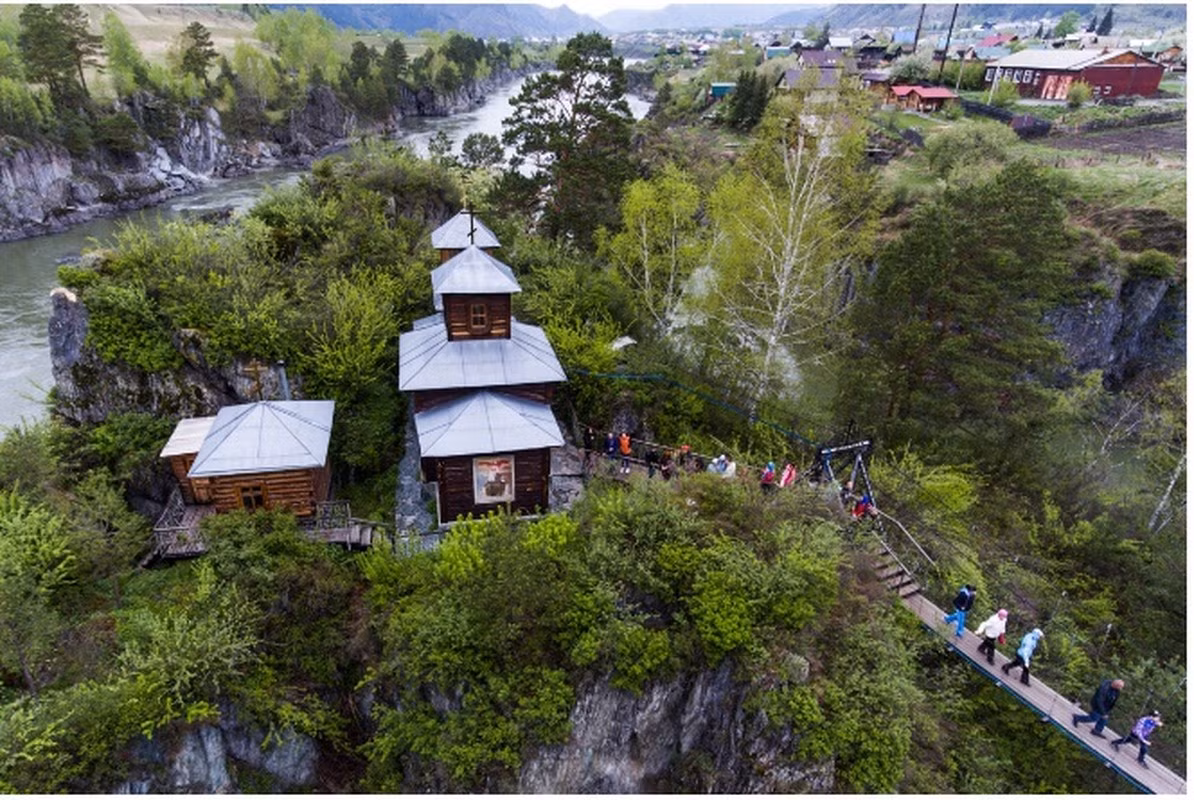 Du khách từ khắp nơi trên nước Nga thường ghé thăm đảo Patmos để ngắm nhìn núi non hùng vĩ, đi câu cá ở những con sông Siberia lạnh giá.