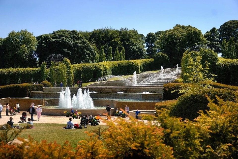 Du khách không được chạm, ngửi, nếm hay thậm chí đứng gần các cây trong vườn Poison. Chỉ 20 du khách được phép tham quan khu vườn mỗi lần để đảm bảo hướng dẫn viên có thể bao quát tất cả mọi người.