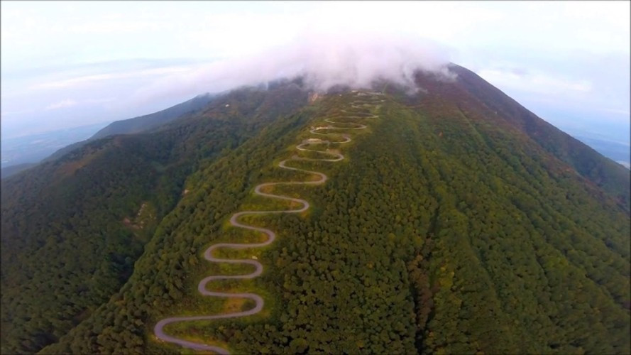 Dọc theo tuyến đường có một khu rừng sồi nguyên sinh, khi đến gần ga số 8, bạn có thể nhìn thấy Bán đảo Oshima ở Hokkaido, Gongenzaki và Hồ Jusanko ở Bán đảo Tsugaru, và Nanari Nagahama, vẽ một vòng cung.