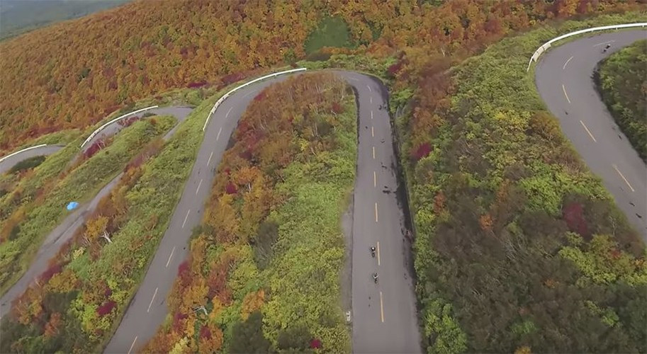 Con đường thu phí tuyệt đẹp này đi từ chân núi Iwaki lên đến trạm thứ tám, ở độ cao 1.247m so với mực nước biển. Đó là một trong những con đường uốn lượn nhiều nhất trên thế giới.