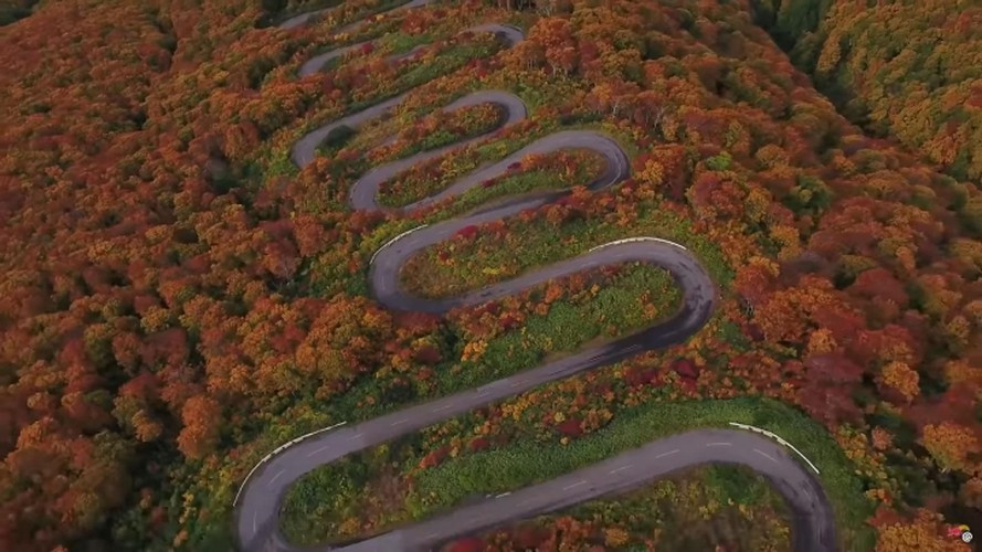 Với 66 khúc cua gấp, con đường Tsugaru Iwaki dài 10 km ở tỉnh Aomori này là định nghĩa của sự quanh co, có thể khiến bạn say xe khi xuất phát từ chân núi lửa Mt Iwaki lên những con dốc.