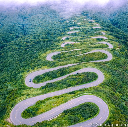 Tsugaru Iwaki là một con đường khó đi với những ngã rẽ và khúc cua không thể đếm được. Nếu bạn yêu thích ưa mạo hiểm khám phá thì hãy thử trải nghiệm con đường hướng lên ngọn núi lửa này.