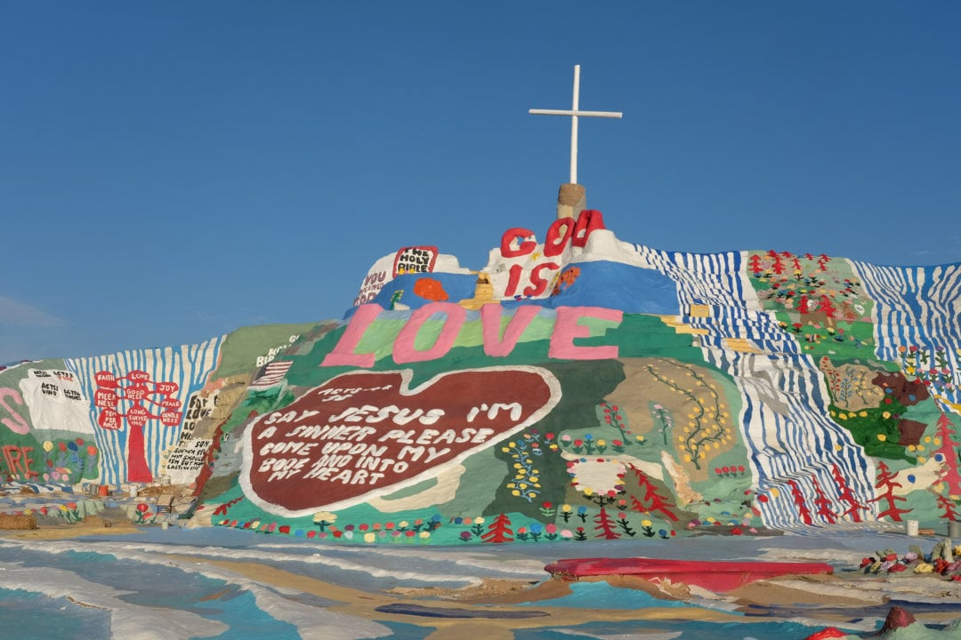 Ngay trước cửa ngõ Slab City là Salvation Mountain, một ngọn đồi được trang trí đủ màu, thu hút đông khách du lịch.