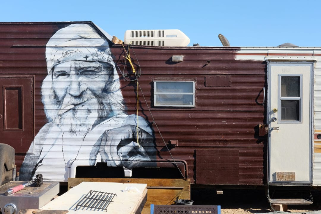 Dù cư dân thị trấn này không phải tuân theo một quy định nào nhưng họ phải sống trong điều kiện không điện, không nước máy.