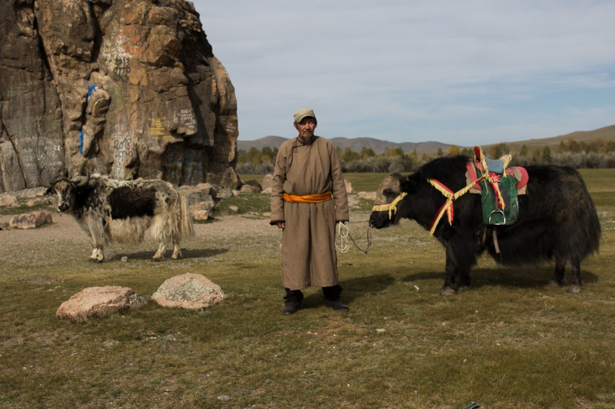 Một số người chăn gia súc ở Mông Cổ tìm kiếm nguồn thu nhập khác khi những kế sinh nhai truyền thống dần biến mất. Chẳng hạn như, Battur nhận chở khách du lịch tại Taikhar Rock, một địa danh nổi tiếng ở nước này.