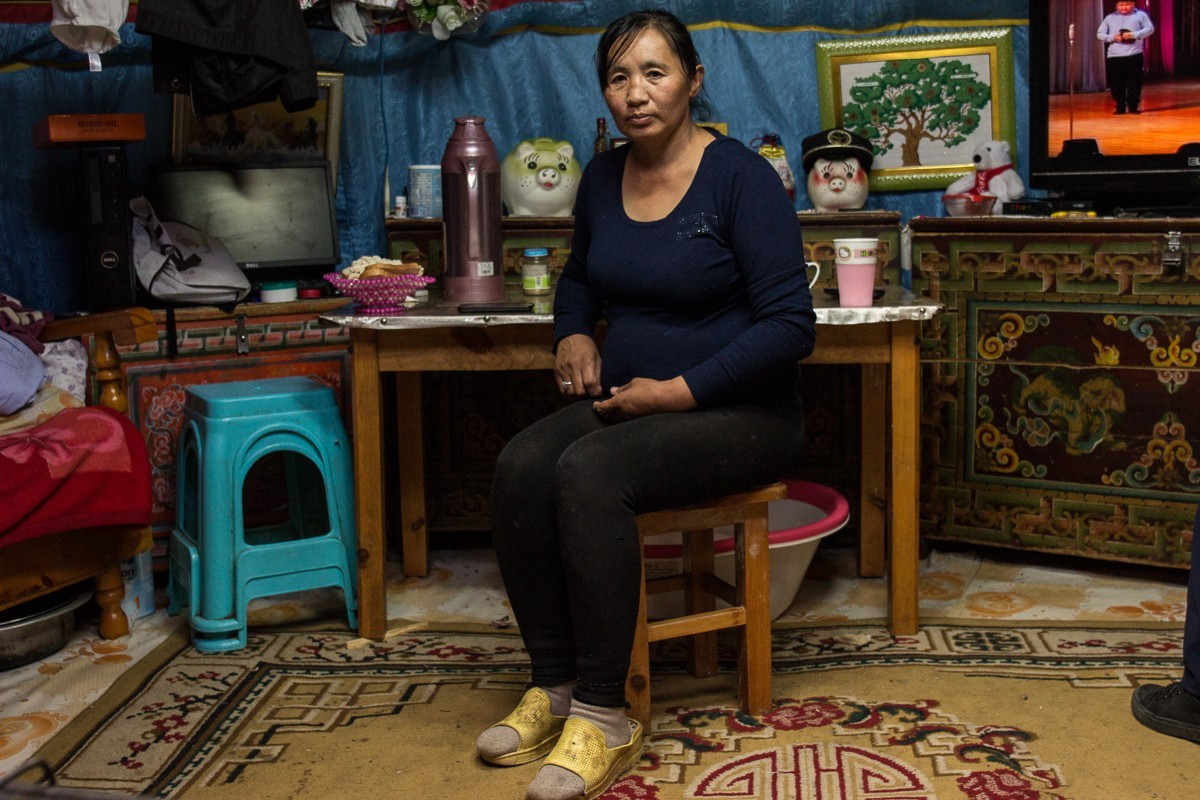 Nhiều người chăn gia súc không thể duy trì cuộc sống trên thảo nguyên và buộc phải chuyển tới thủ đô Ulaanbaatar. Bà Batgerel, 50 tuổi, là một trong số đó. Gia đình bà dựng 1 túp lều ở ngoại ô Ulaanbataar sinh sống sau khi mất đàn gia súc, nhưng họ sống thiếu thốn đủ đường và điều kiện vệ sinh không đảm bảo.