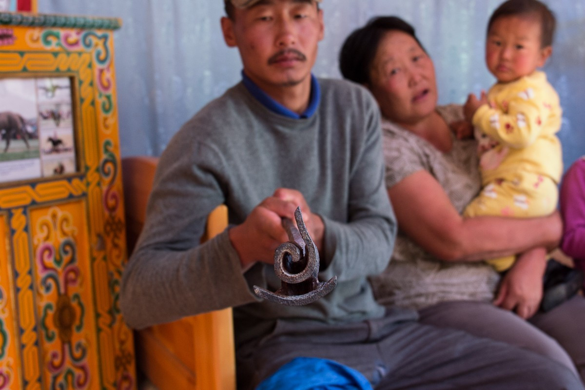 Mặc dù vậy, với sự phát triển của thế giới, cuộc sống của họ ngày nay cũng trở nên “hiện đại” hơn. Người dân du mục Mông Cổ sống trong những túp lều tròn gọi là “ger”. Họ sử dụng điện thoại di động, ti vi và những tấm pin mặt trời,…