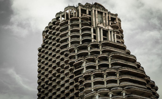 Suốt gần 30 năm qua, tòa tháp “ma” 49 tầng ở Bangkok bị bỏ hoang một cách tiêu điều và có phần ma mị đối lập hoàn toàn với khung cảnh sầm uất của thành phố. (Ảnh: The Sun)