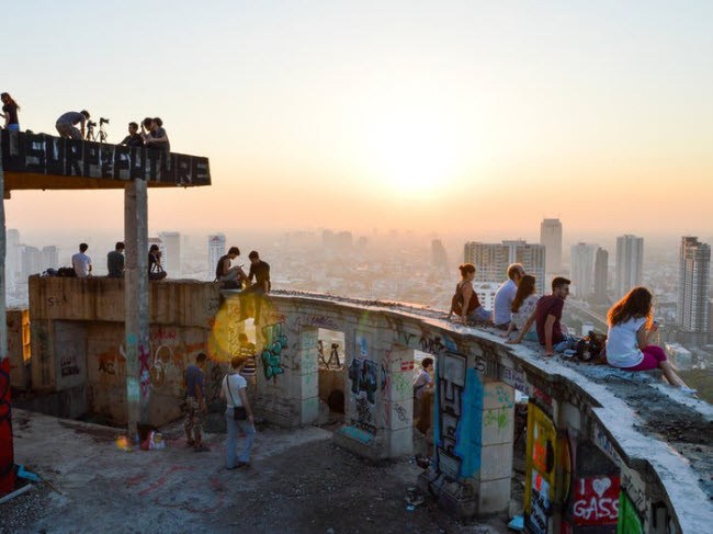 Bộ phim kinh dị The Promise (2017) được quay tại toà nhà Sathorn Unique dựa trên khung cảnh ma mị vốn có.