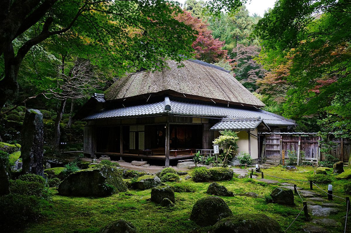 Lối đi trong đền hình thành từ những tảng đá núi. Khuôn viên sân là một khu vườn đá rêu phong.