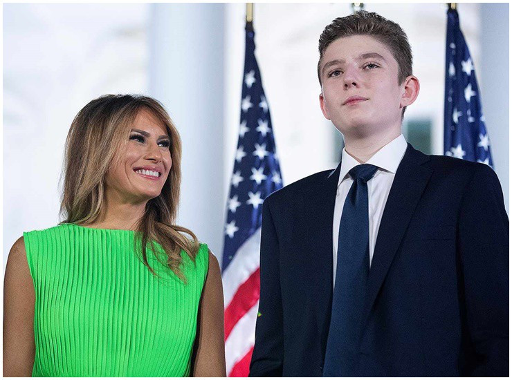 Mỗi khi xuất hiện, Barron đều chiếm trọn ống kính bởi chiều cao hơn 2m của mình. Ảnh: X.