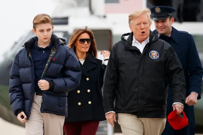 Càng lớn, gương mặt của Barron Trump được nhận xét trông như tài tử với mái tóc vàng bồng bềnh, đôi mắt sâu hút hồn.