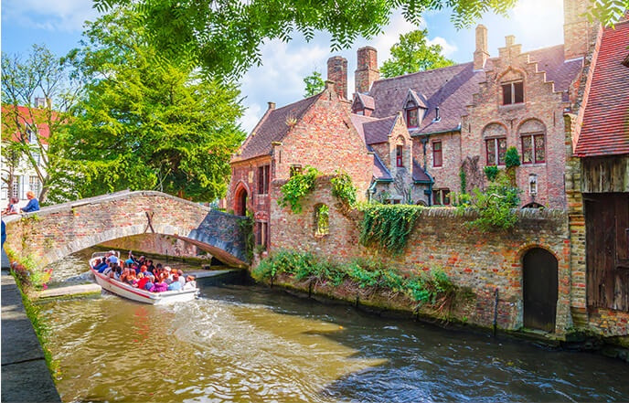 Đến Bruges, bạn nghĩ mình đang lạc vào một bộ phim cổ tích bởi xung quanh toàn là những ngôi nhà mang đậm phong cách châu Âu thời trung cổ. Ảnh: Mybestplace.