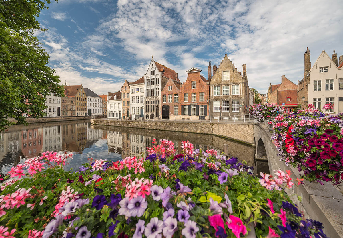 Là một trong 4 thành phố sông nước nổi tiếng nhất của châu Âu, bên cạnh Venice, Amsterdam, Stockholm nhưng Bruges để lại những ấn tượng rất riêng. Bruges mê hoặc bởi sự êm đềm đầy lạ lẫm. Bruges trầm mặc, bình yên và cổ xưa đến nao lòng. Ảnh: Mybestplace.