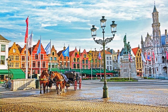 Rong ruổi trên xe ngựa là một lựa chọn khác để khám phá Bruges. Những con đường nhỏ lát đá vòng quanh khu quảng trường thành phố mang đến cảm giác thanh bình. Ảnh: IT.