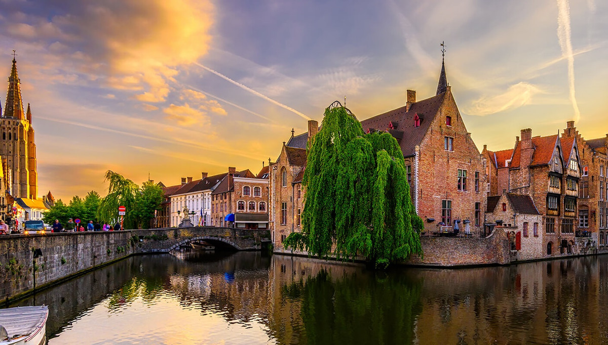 Thành phố Bruges mang nét đẹp lãng mạn với nhiều cây cầu cổ kính rêu phong nằm trên các con kênh nhỏ nằm dưới thành phố ngầm và kiến trúc châu Âu trung cổ. Ảnh: Mybestplace.