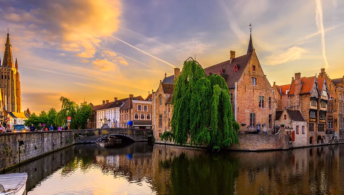 Thành phố Bruges mang nét đẹp lãng mạn với nhiều cây cầu cổ kính rêu phong nằm trên các con kênh nhỏ nằm dưới thành phố ngầm và kiến trúc châu Âu trung cổ. Ảnh: Mybestplace.