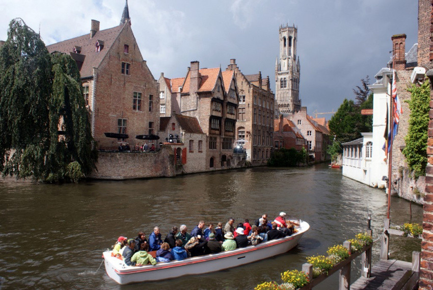 Do đó, cách tham quan thành phố trung cổ Bruges thông dụng nhất là ngồi thuyền. Thuyền ở Bruges là loại thuyền nhỏ không có mái che hay khung kính nên rất tiện cho những người ưa thích chụp ảnh. Ảnh: IT.