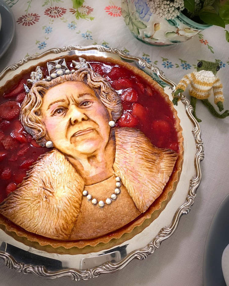 Một trong những chiếc bánh đẹp đáng chú ý nhất của nghệ sĩ ẩm thực này là chiếc bánh tưởng nhớ Nữ hoàng Anh Elizabeth II vào năm 2022. Cô đã mất vài ngày để hoàn thành tác phẩm.
