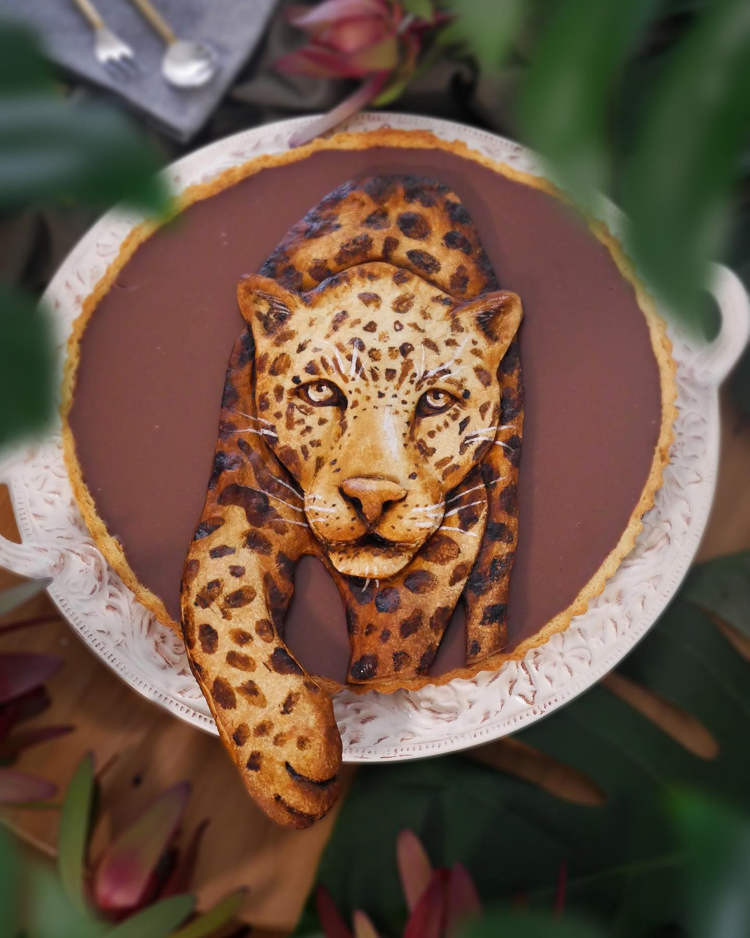 Nặn bột bánh khá dễ làm, nhưng sau đó nó phải để trong tủ lạnh ít nhất 24 giờ, sau đó mới đến công đoạn điêu khắc, vẽ tranh, nướng bánh và tạo hình. Chưa kể một sai lầm có thể làm hỏng cả ngày làm việc vất vả.